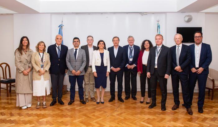 Rodolfo Suarez junto a los representanes de las Grandes Capitales del Vino. - Gentileza / Prensa Gobierno de Mendoza