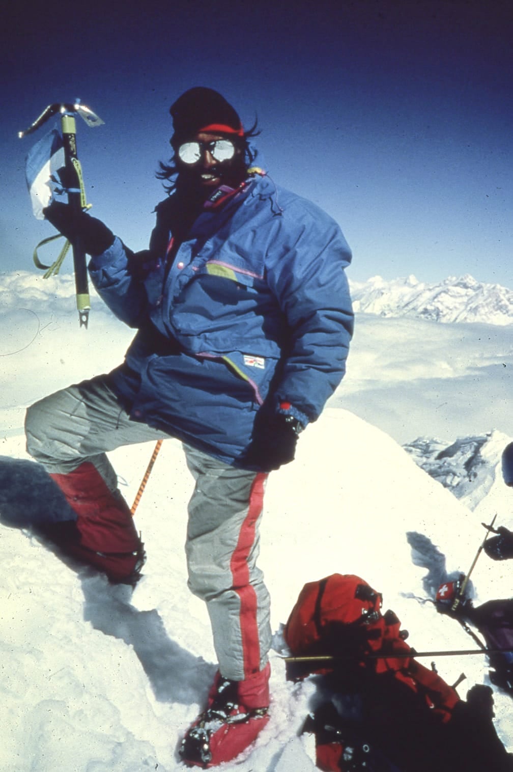 Miguel "Lito" Sánchez en la cima de Dhaulagiri en 1990. El montañista mendocino fue el primer argentino en subir a una montaña de más de 8.000 metros. Foto: Marcelo Rolland / Los Andes