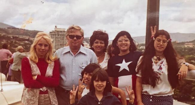 Catherine con su mamá, papá y hermanas