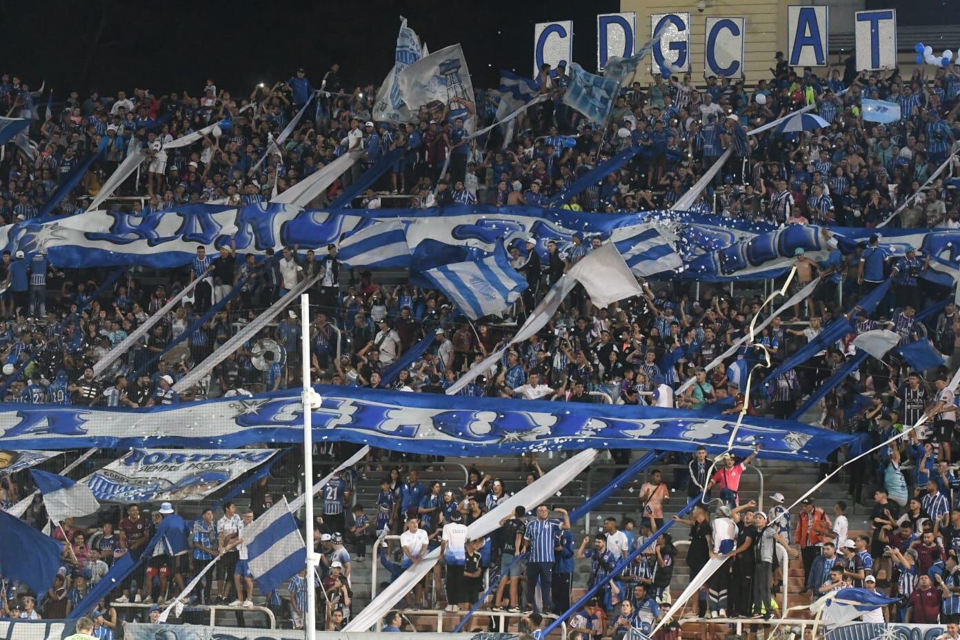 La gente de Godoy Cruz hizo explotar la popular Sur del Estadio Malvinas Argentinas. / José Gutiérrez (Los Andes).