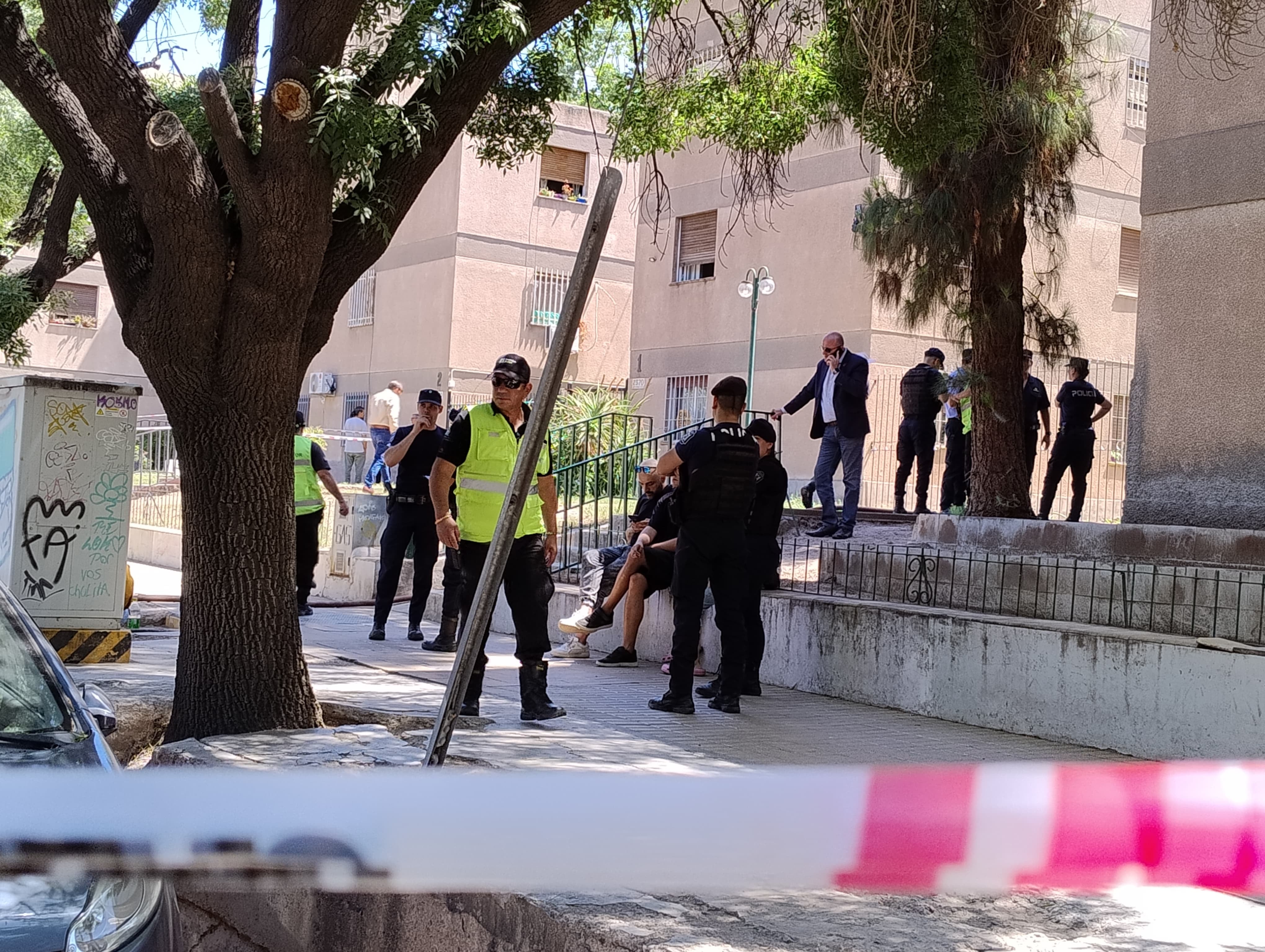 Una persona falleció en las torres ubicadas en Pellegrini y España, donde se produjo un incendio. Los Andes.