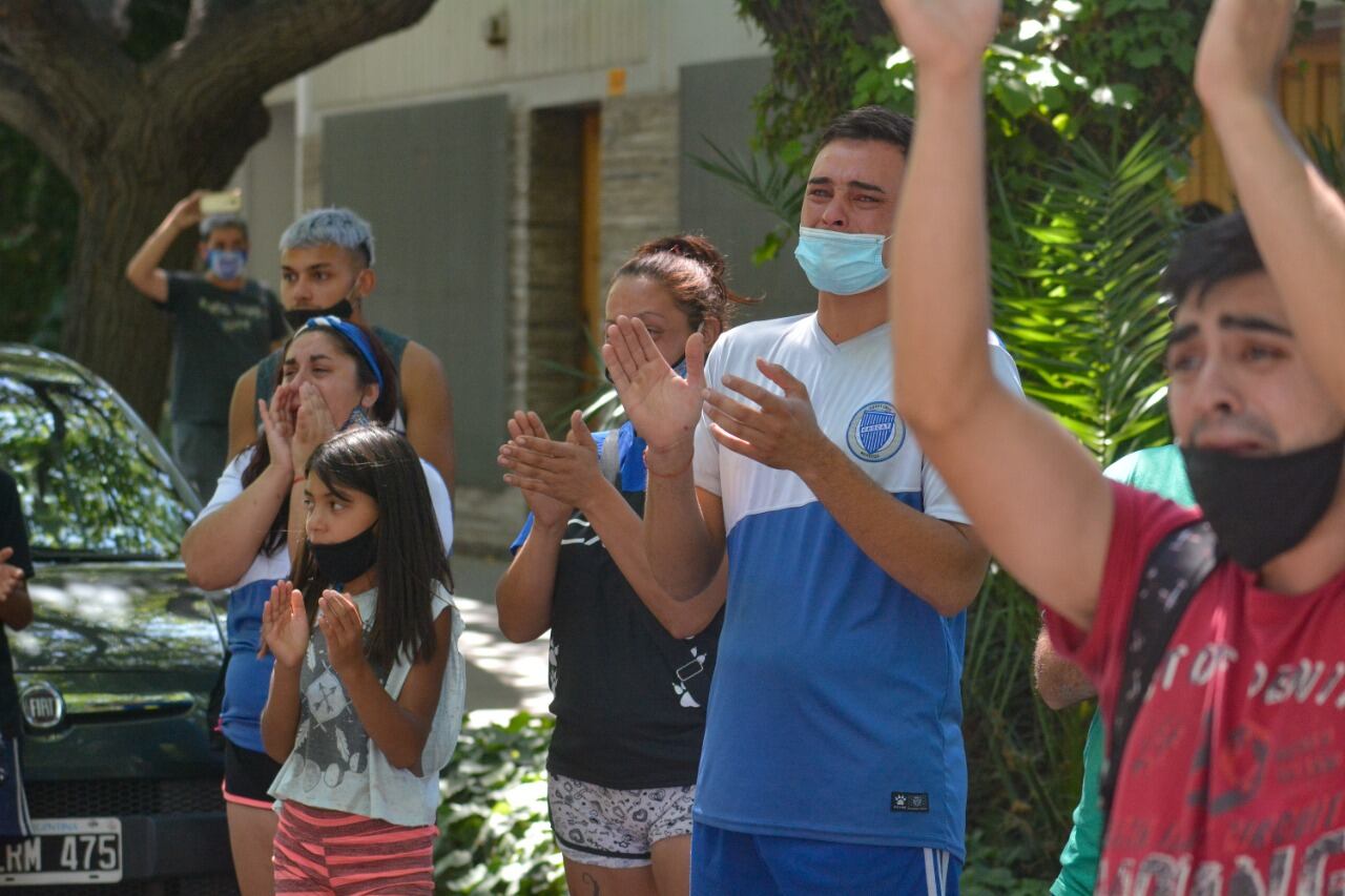 Dolor de los hinchas del Tomba que se acercaron al edificio donde se quitó la vida su ídolo. Foto: Nicolás Ríos