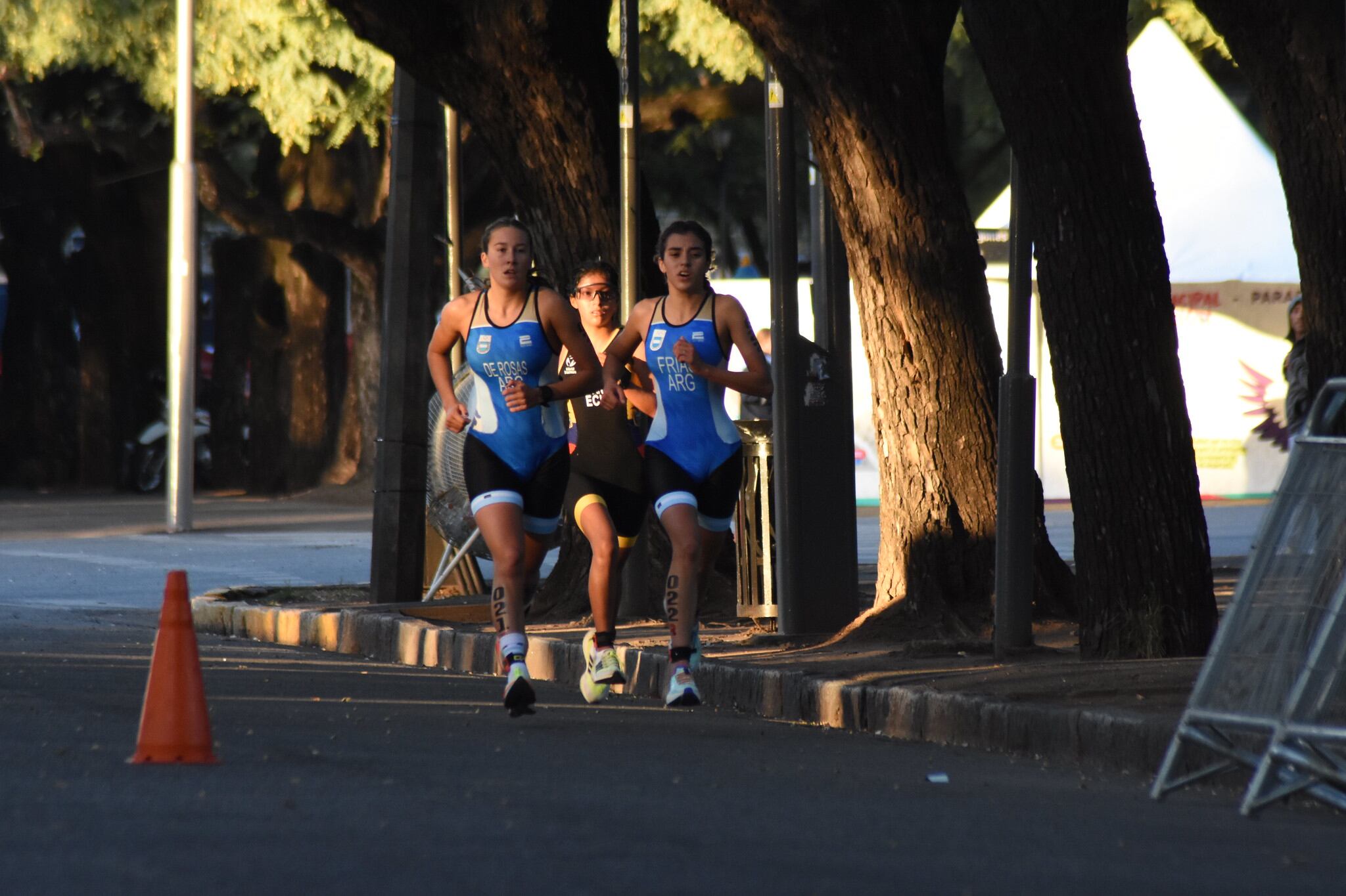 Sofía De Rosas (izquierda), la mendocina que la rompió en el triatlón en Rosario 2022.