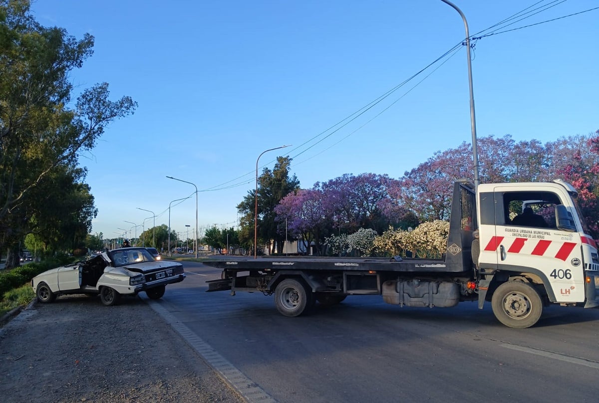 Las Heras. Una camioneta remolcaba un auto por el Acceso Norte y chocó contra un poste: hay tres heridos. En la foto, el traslado del Ford Falcon. (Gentileza X @radiomitremza)