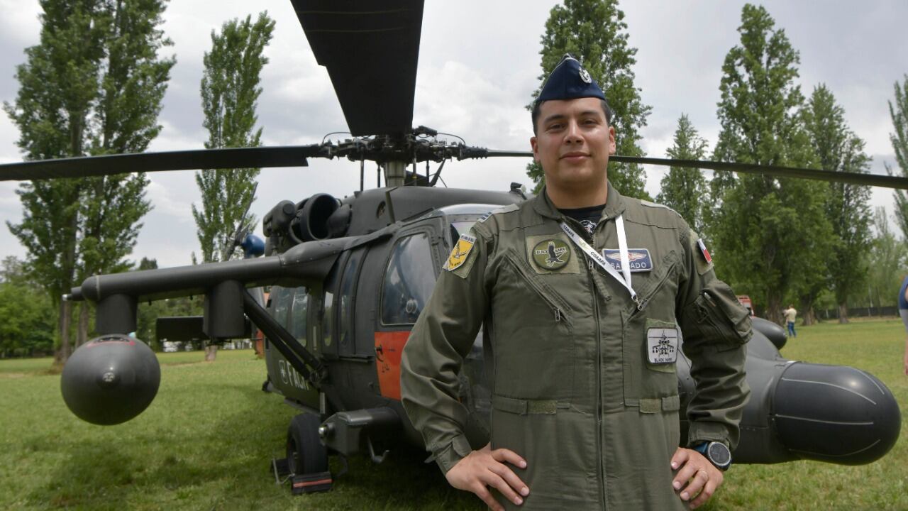 El Black Hawk MH-60M pertenece a la Fuerza Aérea de Chile y está en Mendoza para maniobras de simulacros sísmicos. | Foto: Orlando  Pelichotti/ Los Andes