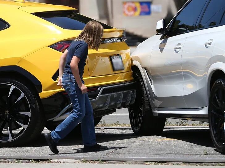 El hijo de Ben Affleck, de 10 años, chocó un Lamborghini.