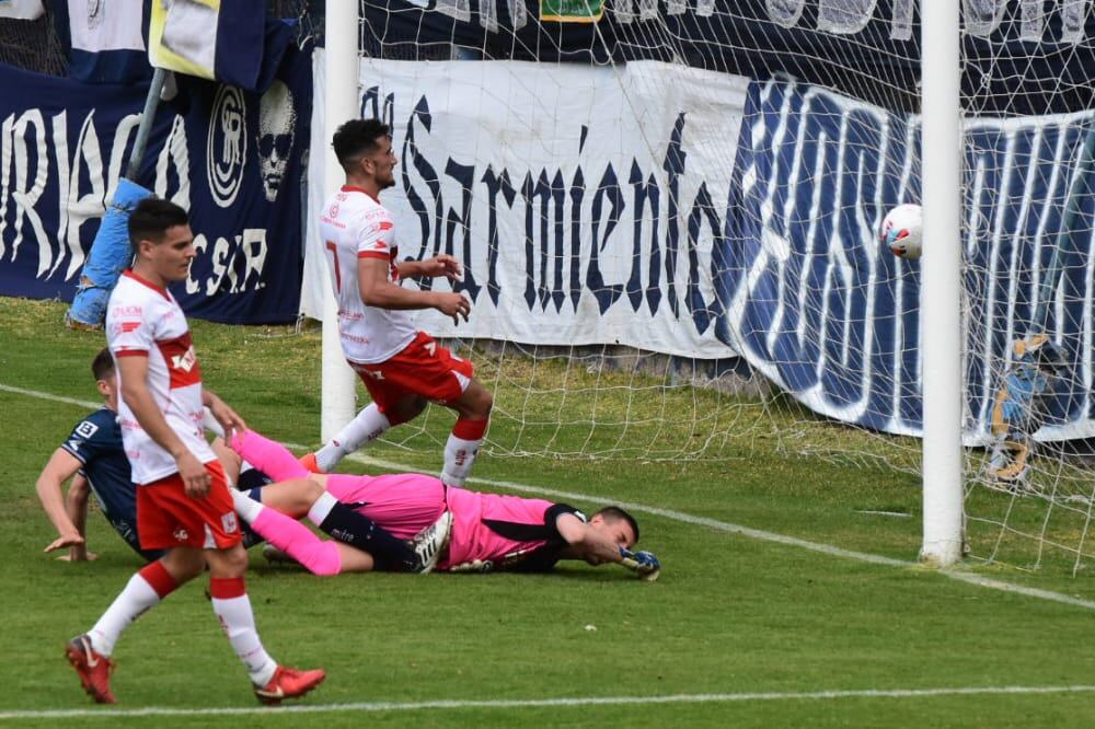 Ya impactó el balón la red del Gallito y todos los abrazos son para Daniel Imperiale. / Mariana Villa (Los Andes).