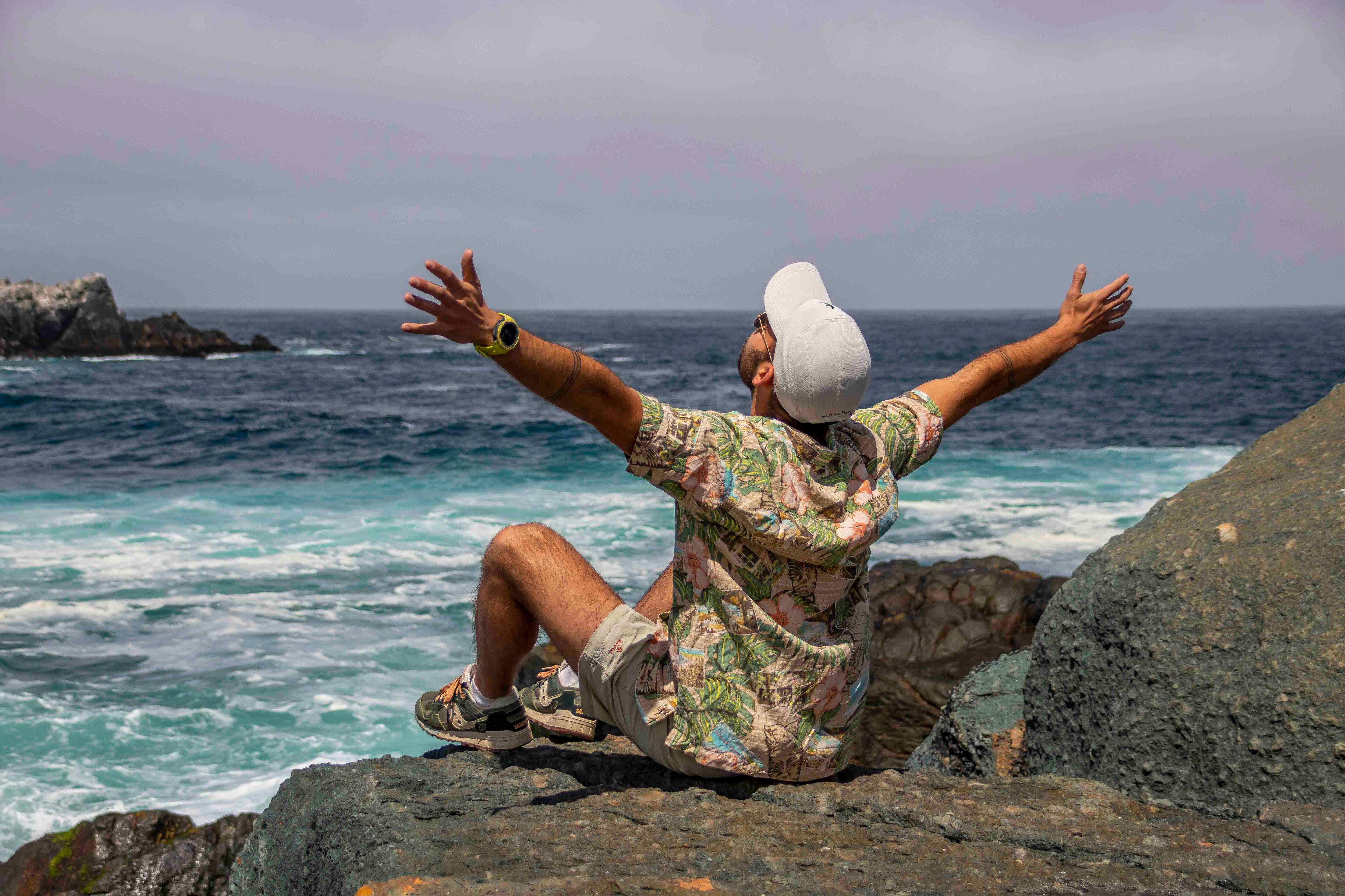 Descansar bajo una agradable temperatura que no supera los 20ºC es una de las experiencias que más prefieren los visitantes que llegan a las playas de la región de Coquimbo, donde además está la opción de realizar deportes náuticos y avistamientos de flora y fauna. 