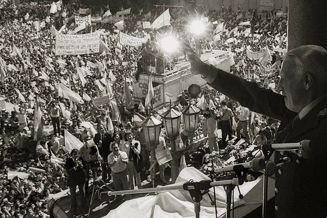 Leopoldo Fortunato Galtieri habla en Plaza de Mayo. (La Voz/ archivo)