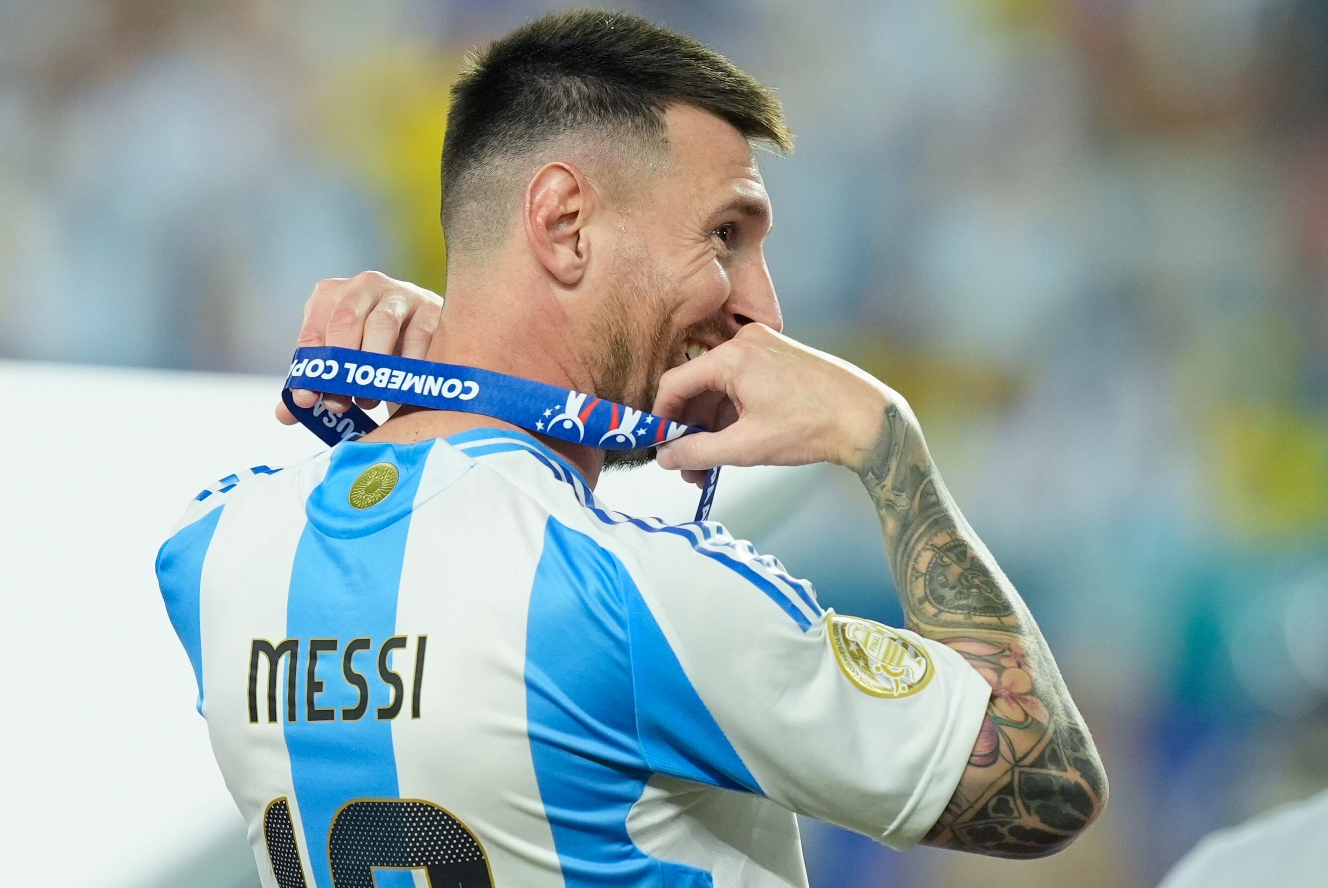 Lionel Messi, de Argentina, sostiene su medalla de campeón después de que su selección venció a la de Colombia en la final de la Copa América, en Miami Gardens, Florida, el lunes 15 de julio de 2024. (AP Foto/Rebecca Blackwell)