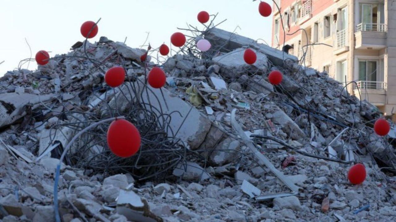 Globos de colores sobre escombros: el emotivo símbolo que recuerda a los niños que murieron en el terremoto que azotó Turquía y Siria.