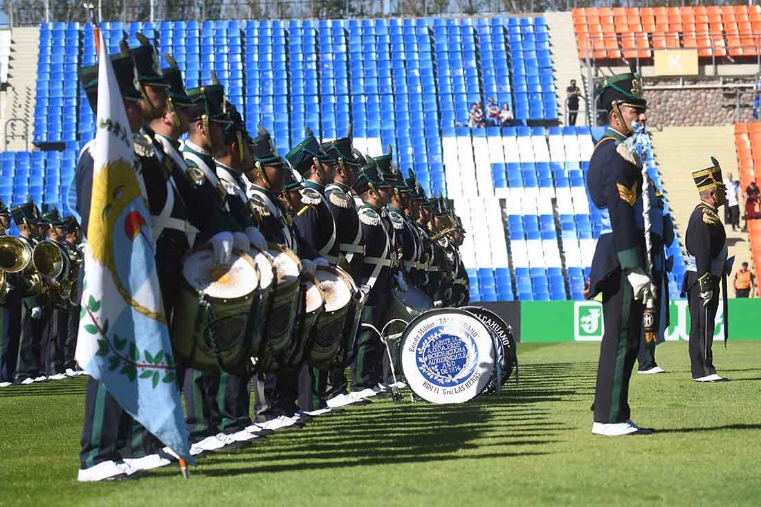 Futbol Liga Profesional Godoy Cruz Antonio Tomba vs. Estudiantes de la Plata en el estadio Malvinas Argentinas en Mendoza.
En la previa del Partido se hizo un homenaje a los veteranos de Malvinas que estuvieron presentes en el estadio junto a la Banda Militar Talcahuano del RIM 11.
Foto: José Gutierrez / Los Andes