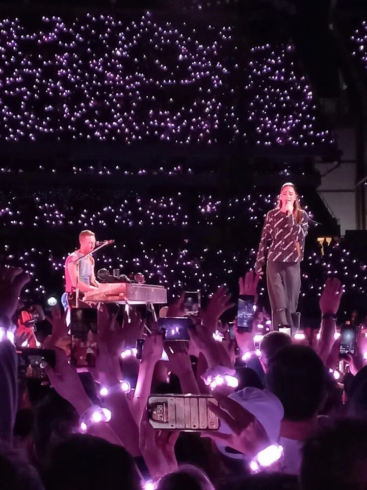 Tini junto a Coldplay