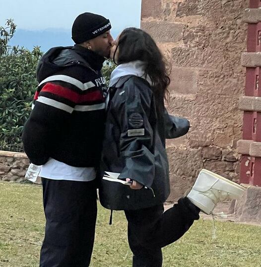 Rosalía y Rauw Alejandro en su casa en Manresa, Barcelona.