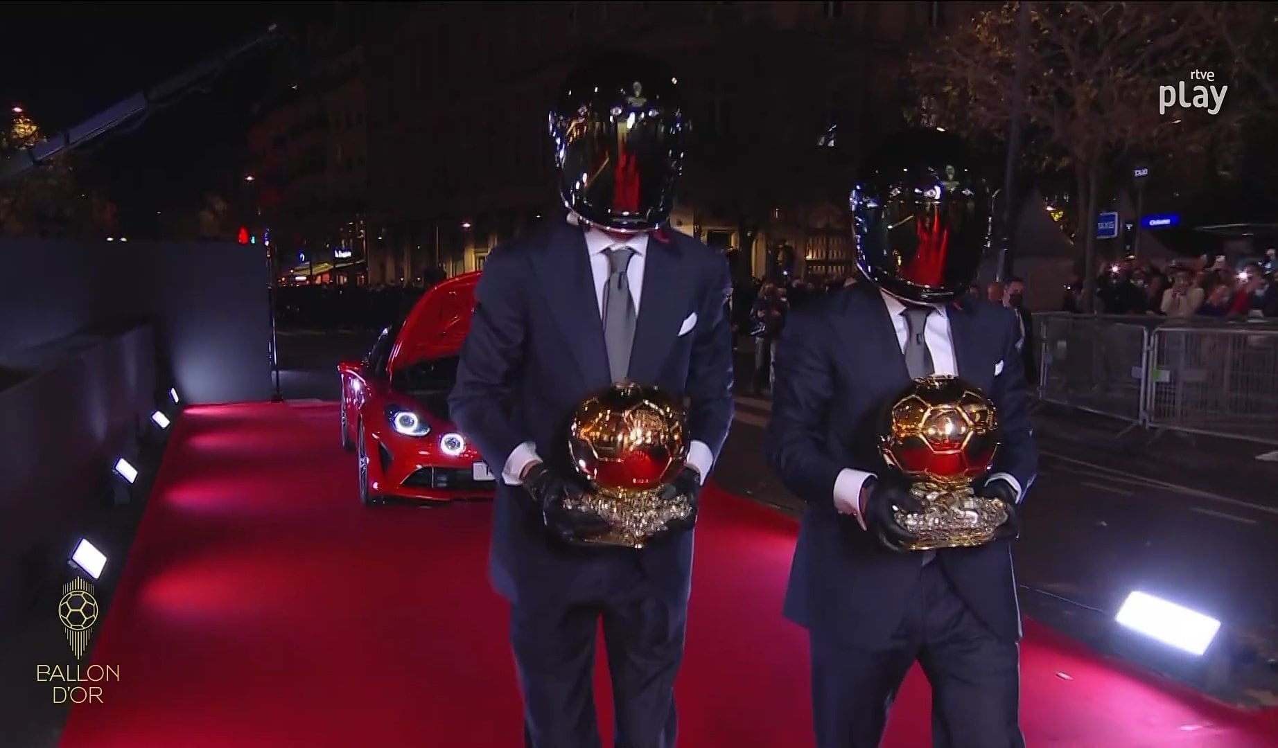 Fernando Alonso y Esteban Ocon transportaron el Balón de Oro