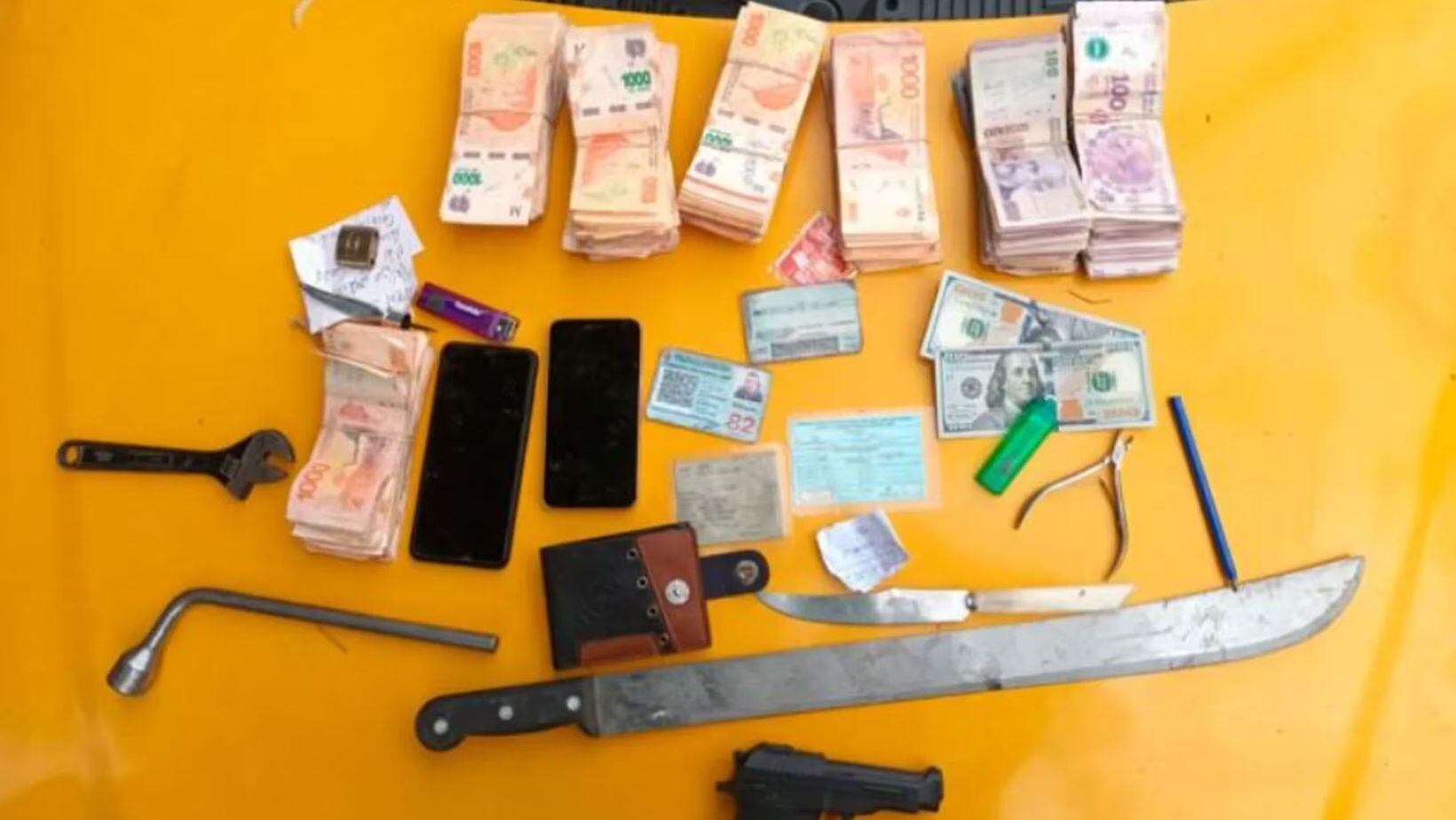 Durante la detención, se encontraron en posesión del delincuente una bolsa con 1.190.310 pesos y 250 dólares, una réplica de un arma de fuego de plástico, un machete de 50 centímetros, un cuchillo, una billetera con documentación, dos teléfonos celulares y diversas herramientas.