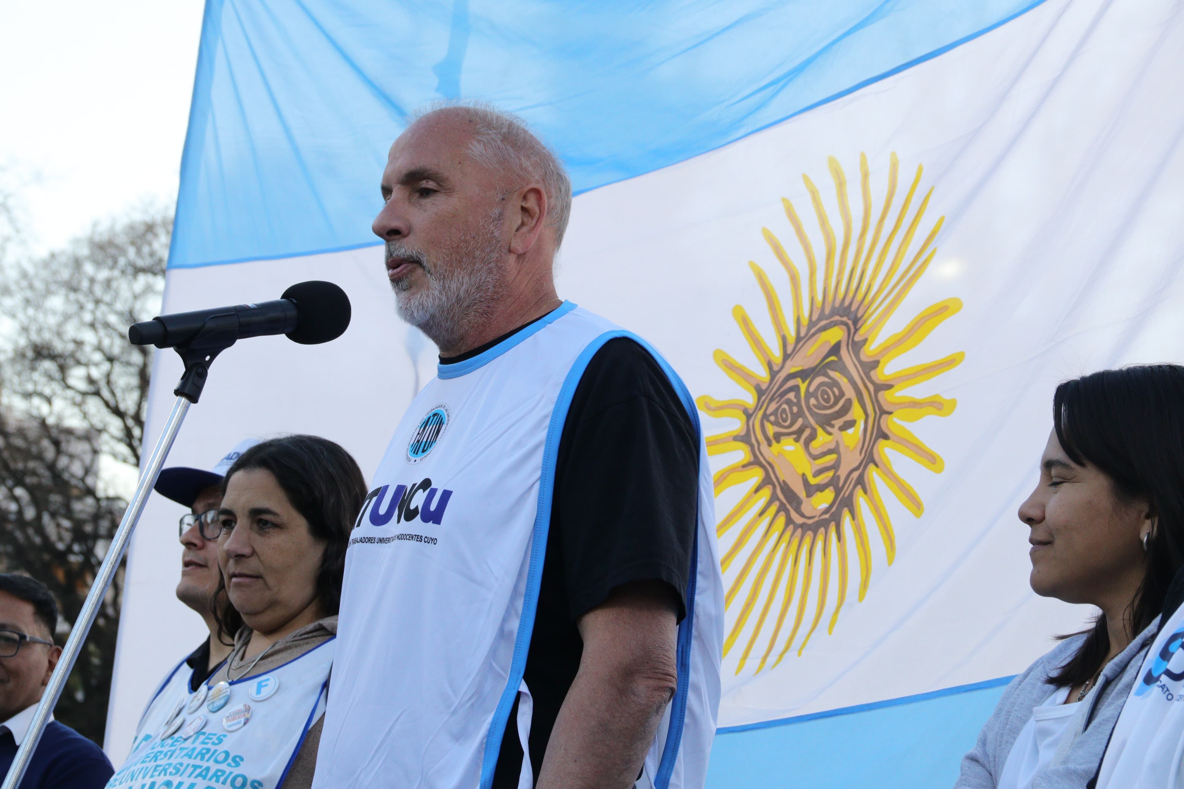 Después de la marcha que se hizo desde el predio de la UNCuyo hasta plaza Independencia, representantes de estudiantes, gremios y autoridades cerraron con discursos el acto de defensa de la educación pública contra el veto de Milei contra el financiamiento universitario. Foto: Gentileza