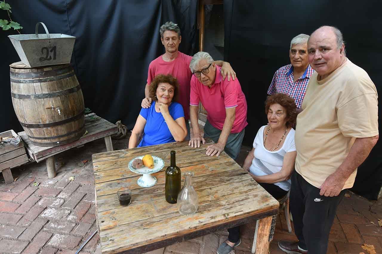 "La otra" es la obra de teatro que ficciona la vida de Delia Larrive Escudero, primera Reina de la Vendimia en 1936. Tristán Casnati junto a algunos de los integrantes del elenco. | Foto: José Gutiérrez / Los Andes