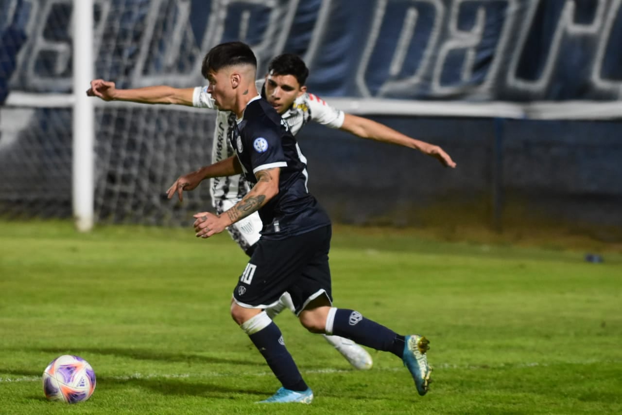 Por la 13° fecha de la Primera Nacional, zona B, Independiente Rivadavia recibe a Estudiantes de Buenos Aires. / Mariana Villa (Los Andes).