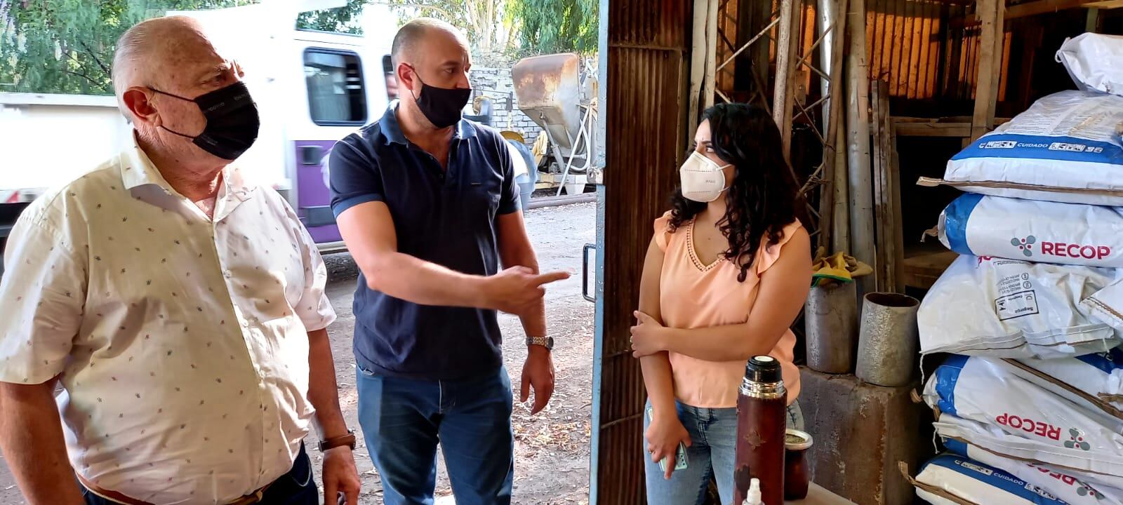 Economía asiste con oxicloruro de cobre a 400 productores de Rivadavia. En la foto, Valentina Navarro Canafoglia, directora provincial de Agricultura y Miguel Ronco, intendente de Rivadavia.