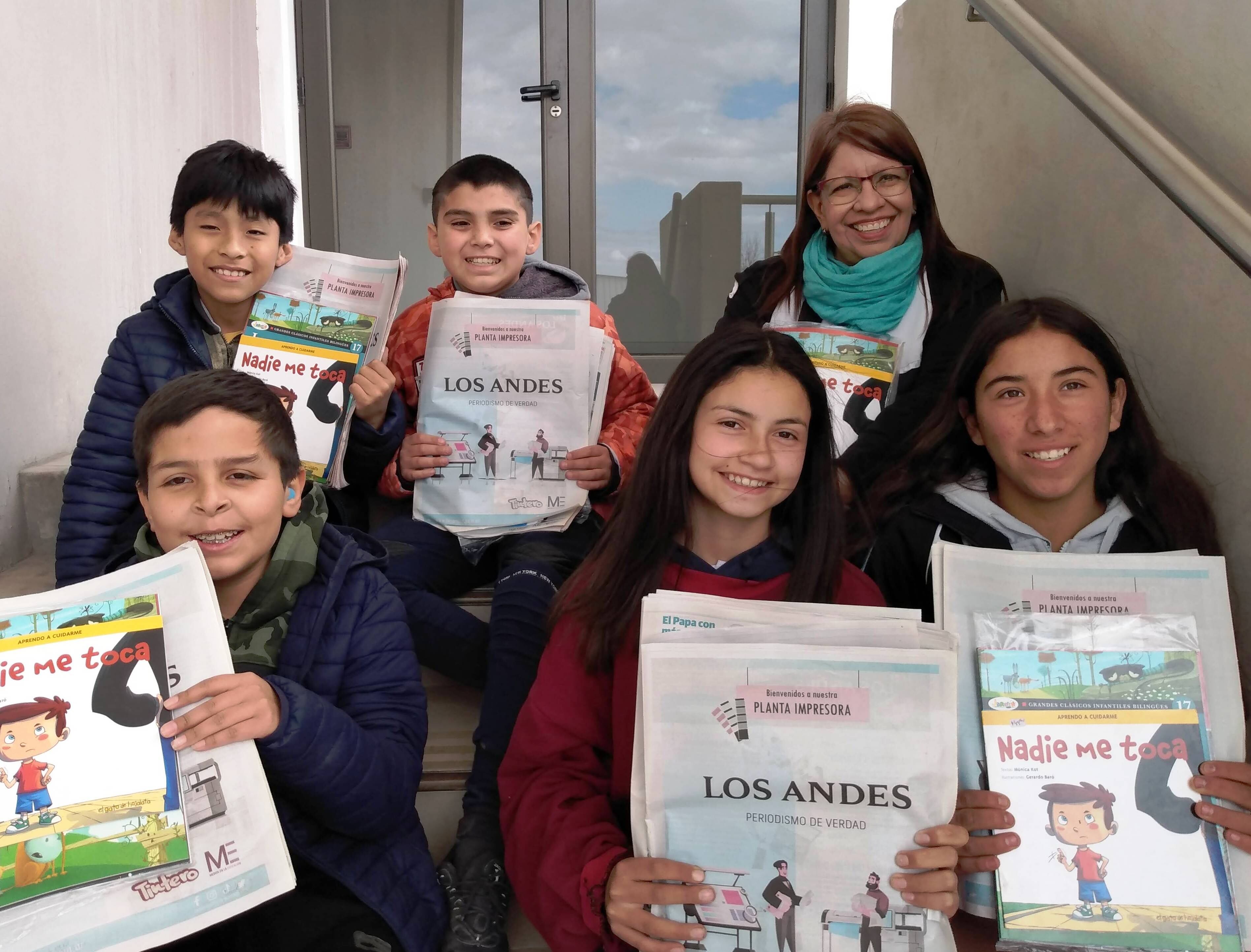 Isaías, Ian, Esteban, Priscila, Macarena y Demian, acompañados por su docente, María Fernanda Castro.

