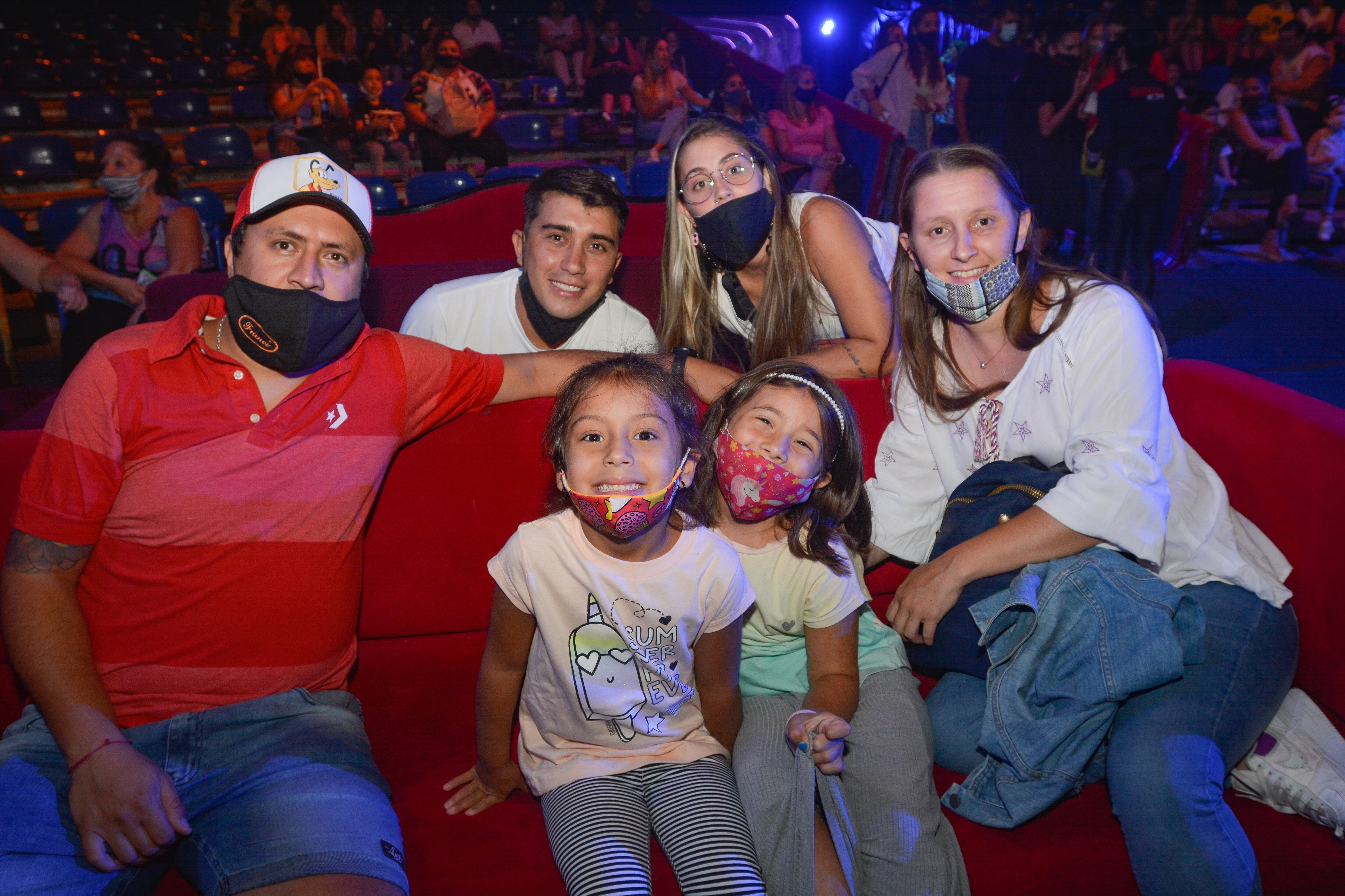 En la foto: Francisco, Sophie, Mila y Natalia Montivero junto a Diego Aguilera y Leyla Ticle
Foto: Nicolás Rios / Los Andes 