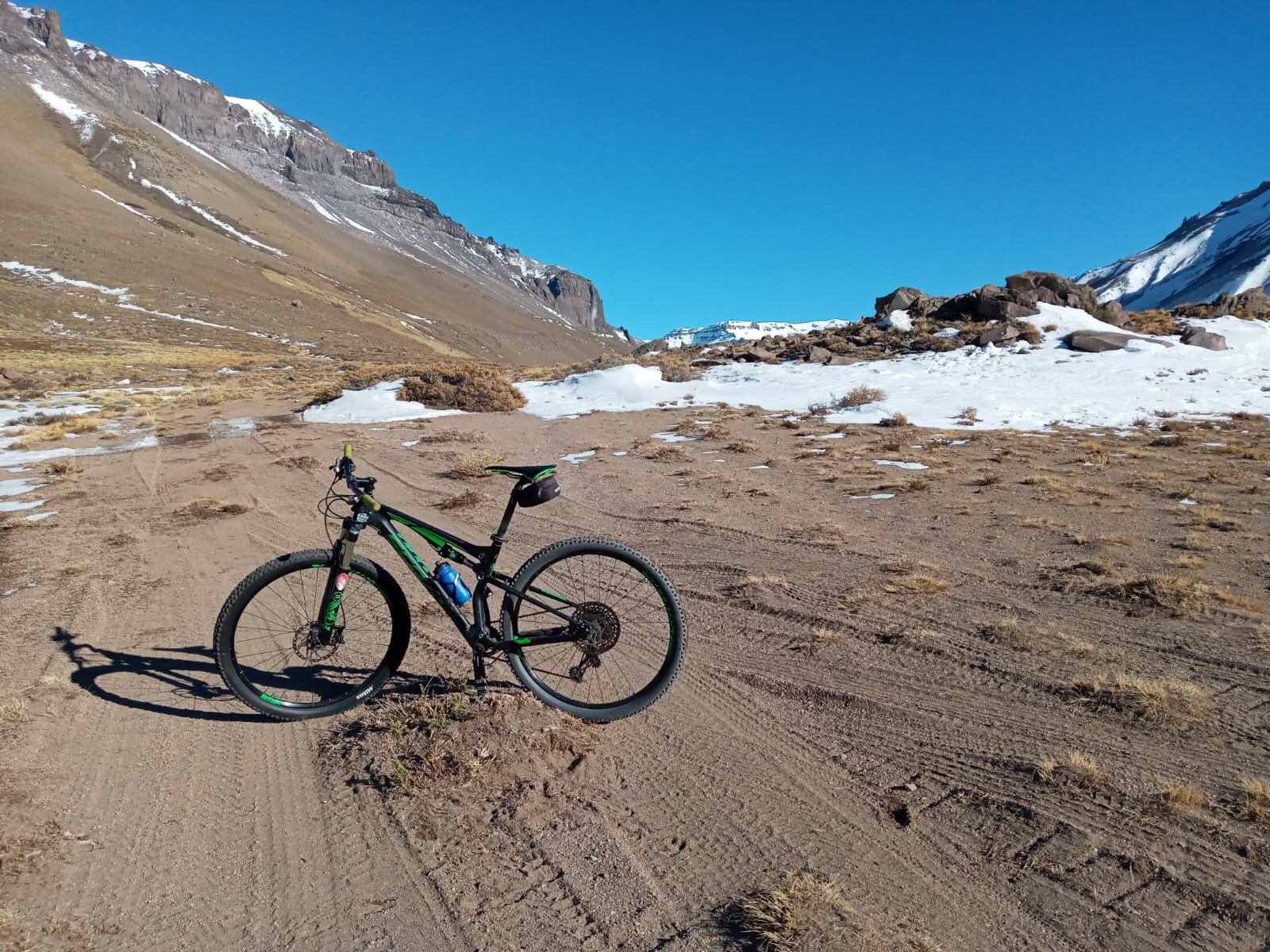 Mountain bike en el Cajón Grande, la alternativa para quienes quieran visitar este punto de Malargüe y coronar la salida con un baño termal.