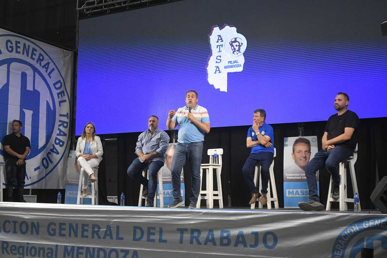 El diputado nacional Martín Aveiro, en el Club YPF Petroleros de Godoy Cruz, con la presencia de importantes dirijentes justicialistas y sindicalistas de Mendoza. Imagen de archivo

 Foto: José Gutierrez / Los Andes