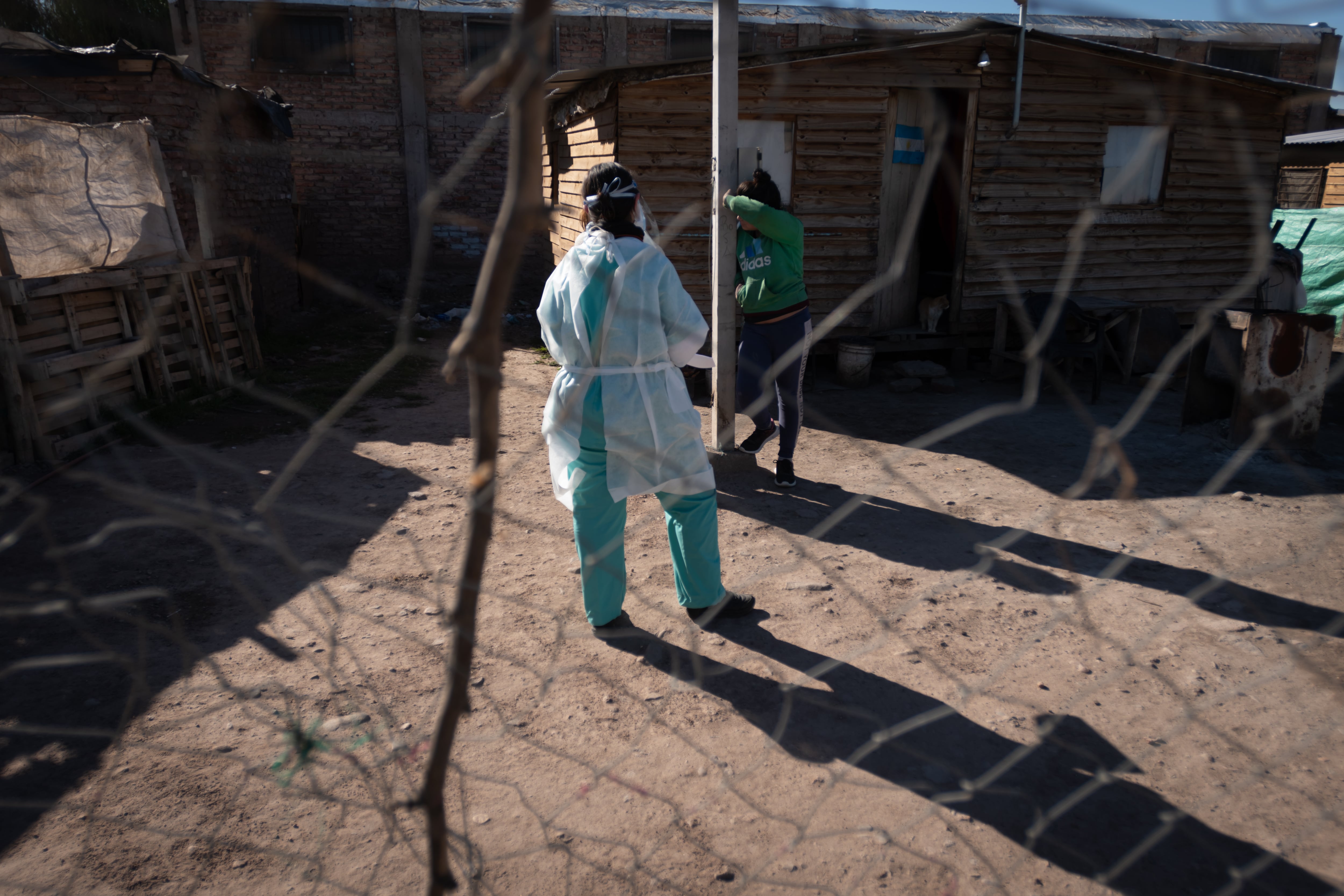 Por el aumento de casos positivos, son cada vez más intensos los operativos sanitarios en los barrios del Gran Mendoza.