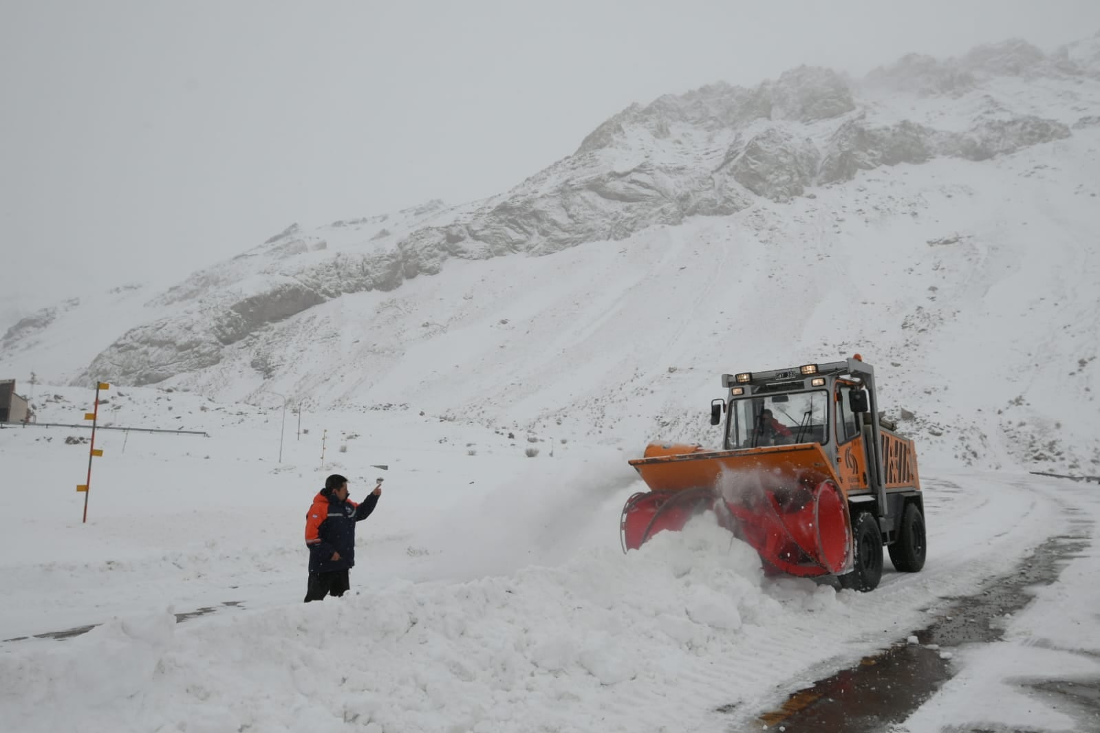 Continua el paso a Chile cerrado por las intensas nevadas. Foto: Ignacio Blanco / Los Andes 