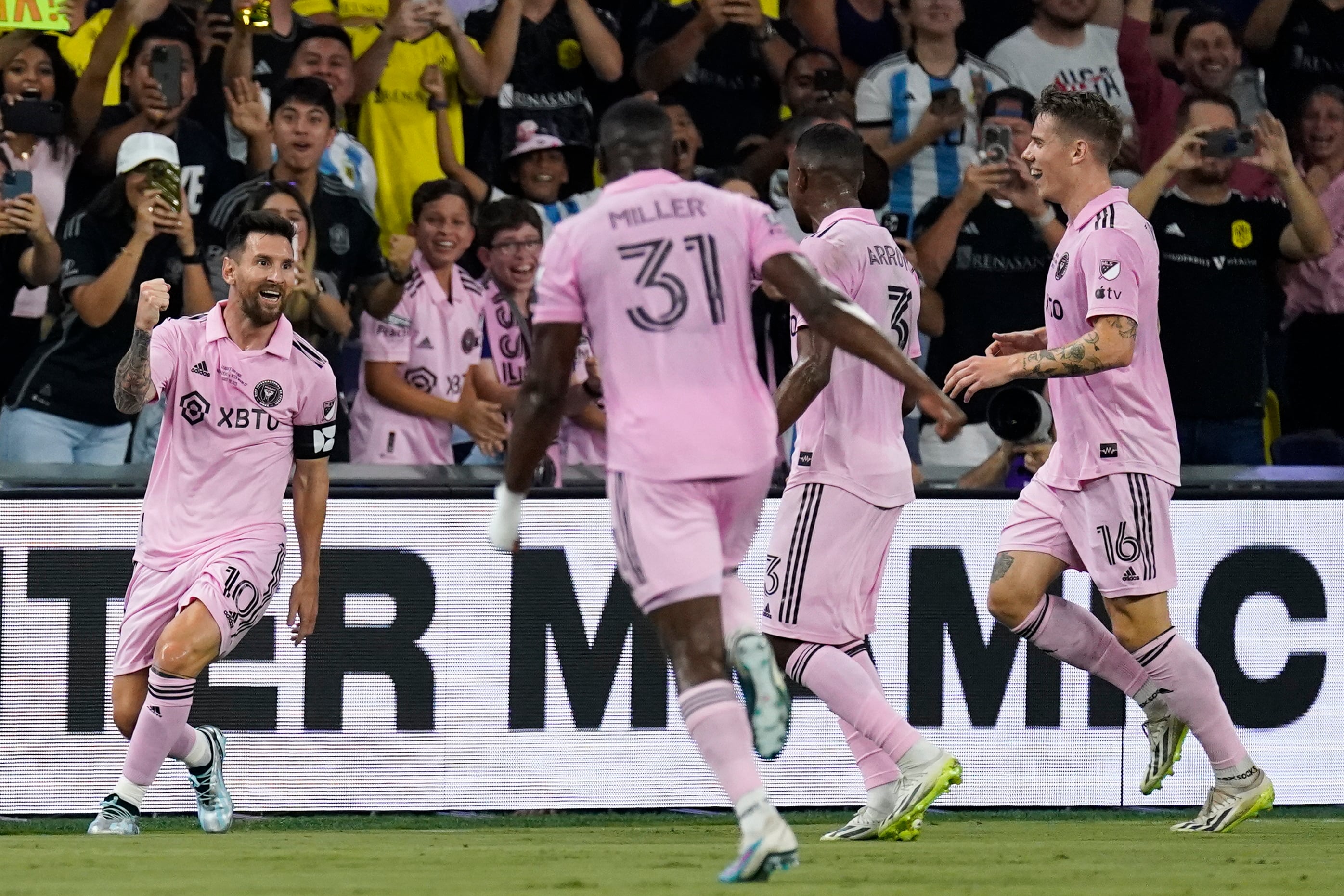 El argentino Lionel Messi (izquierda), del Inter Miami, festeja su gol ante Nashville en la final de la Leagues Cup, el sábado 19 de agosto de 2023 (AP Foto/George Walker IV)