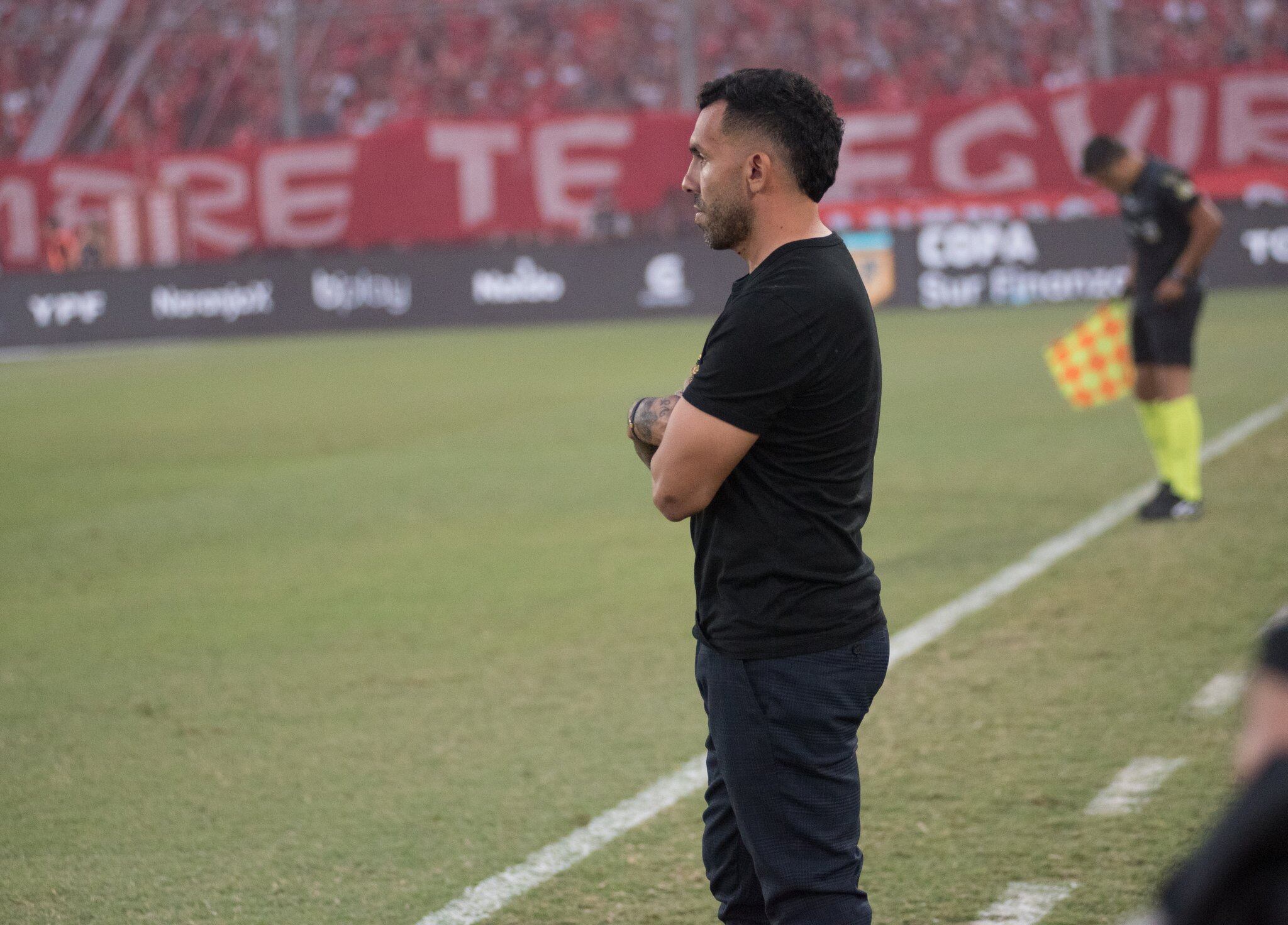 El técnico de Independiente, Carlos Tevez y la polémica jugada ante River (Prensa CAI)