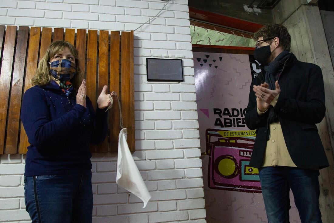 Autoridades de la facultad de facultad de Ciencias Políticas y Sociales de la UNCuyo bautizaron como Jorge Sosa al estudio de radio. Gentileza