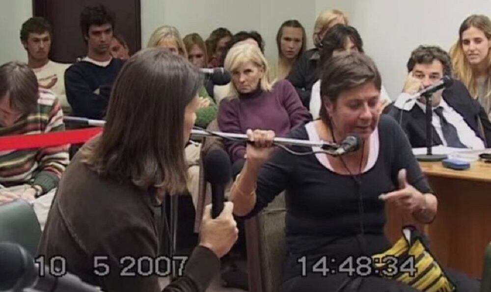 Careo entre "Pichi" Taylor e Inés Ongay, amigas de María Marta, en 2007. Se hizo viral tras el documental de Netflix.