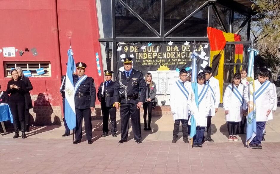 Policías anticiparon el festejo del 9 de julio en una escuela de chicos con discapacidad en Guaymallén. | Foto: Min Seguridad y Justicia