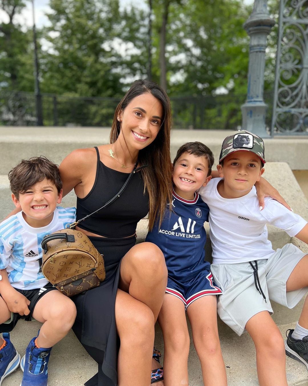 Los hijos de Lio Messi y Antonela Roccuzzo alentando a la Selección Argentina