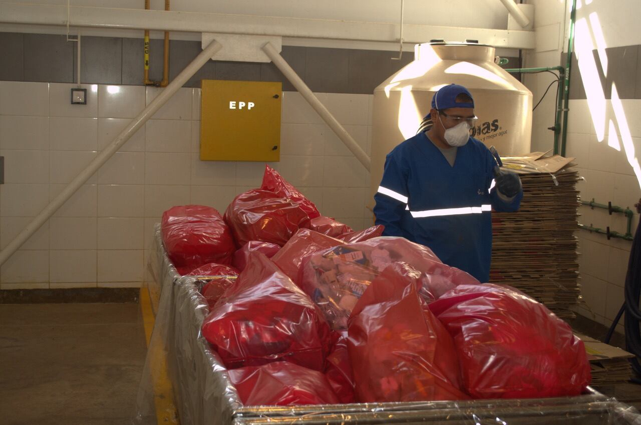 Los residuos patogénicos deben desecharse en bolsas rojas, rotuladas, impermeables con un espesor mínimo de 120 micrones.