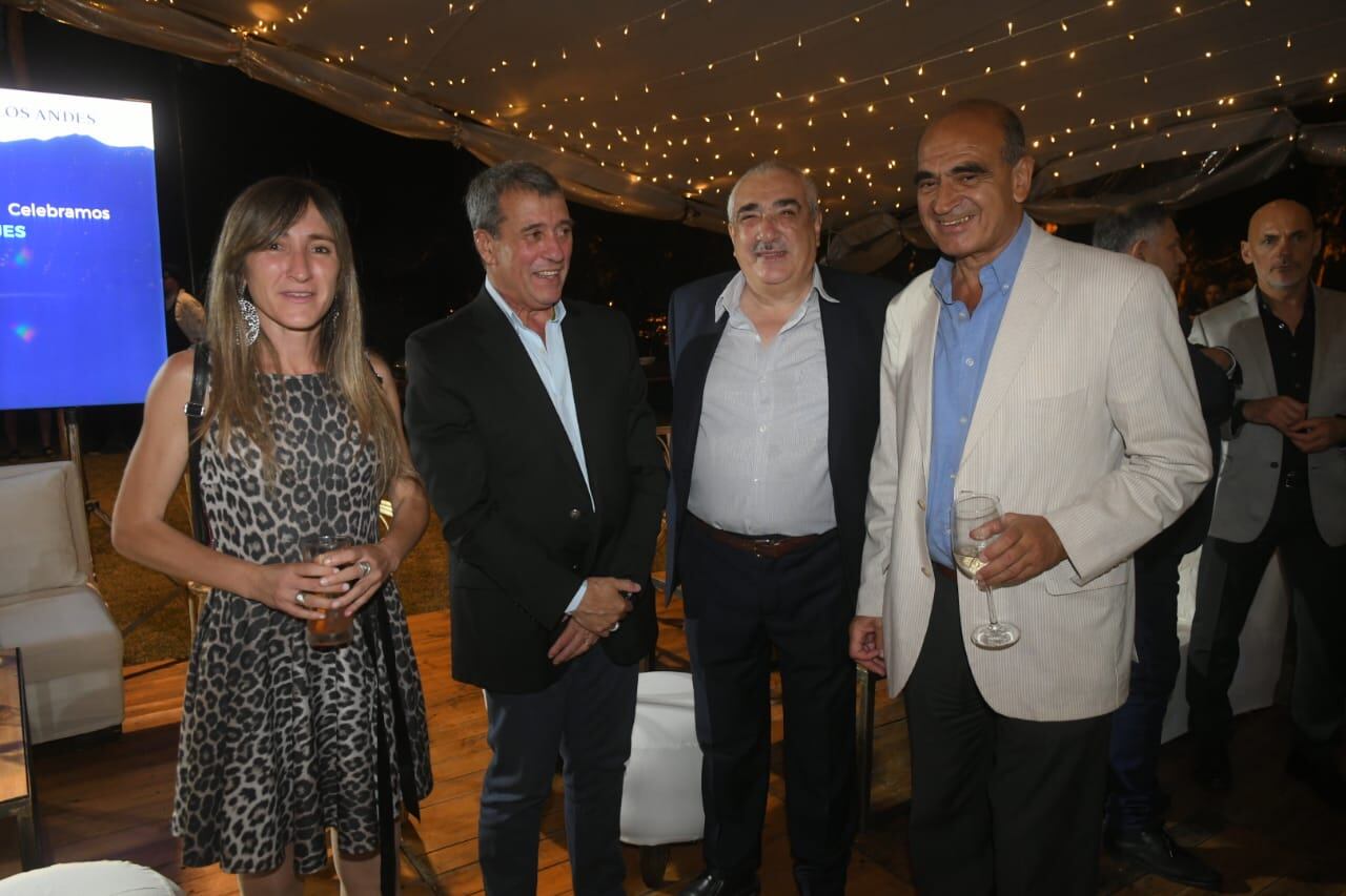 Los candidatos a legisladores Mercedes “Mechi” Llano, Adolfo Bermejo y Gustavo Gutiérrez junto al periodista Carlos La Rosa. Foto: Ignacio Blanco / Los Andes