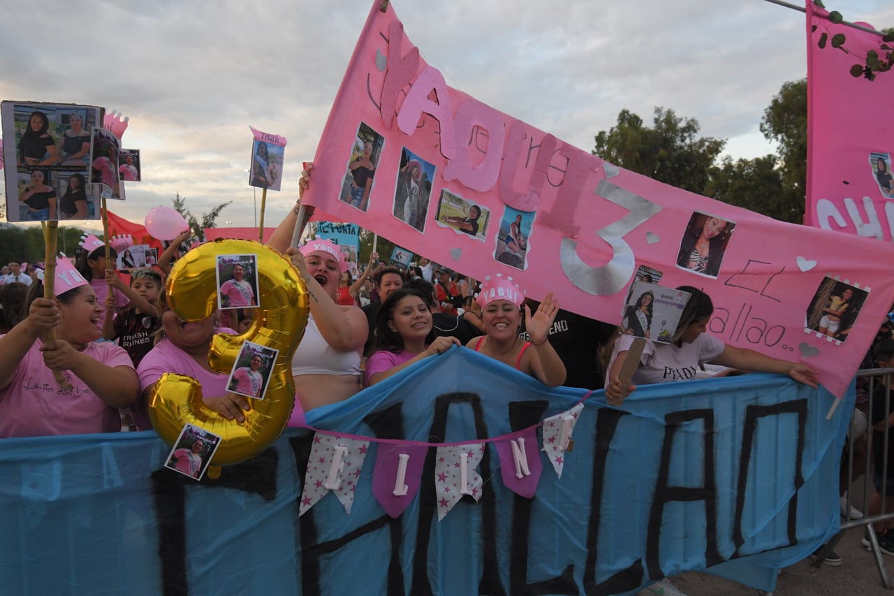 Las hinchadas de las Heras se sintieron desde la tarde para apoyar a su candidata favorita
Foto: Marcelo Rolland / Los Andes

