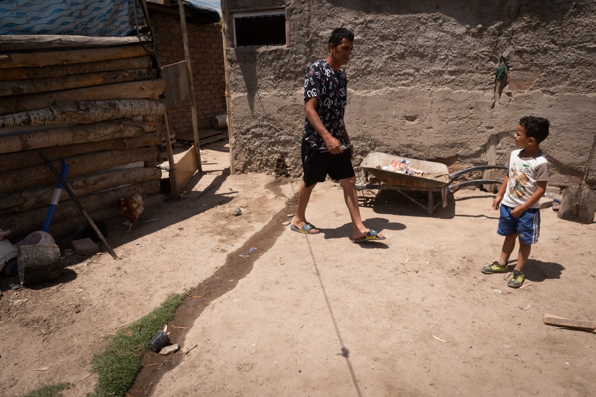 La casa de Margarita y Alfredo tiene suelos de tierra y está construida a la mitad con ladrillos, mientras que la otra mitad es de madera. Foto: Ignacio Blando / Los Andes.
