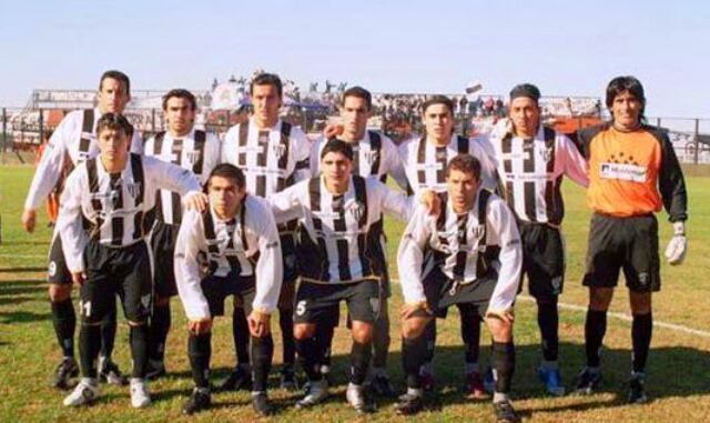 El plantel del Lobo que logró el campeonato y el ascenso al Torneo Argentino A 2006.