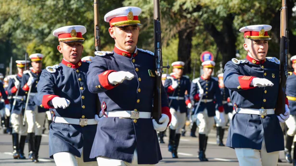 La Armada Argentina se presentó en el desfile militar. Foto: Infobae