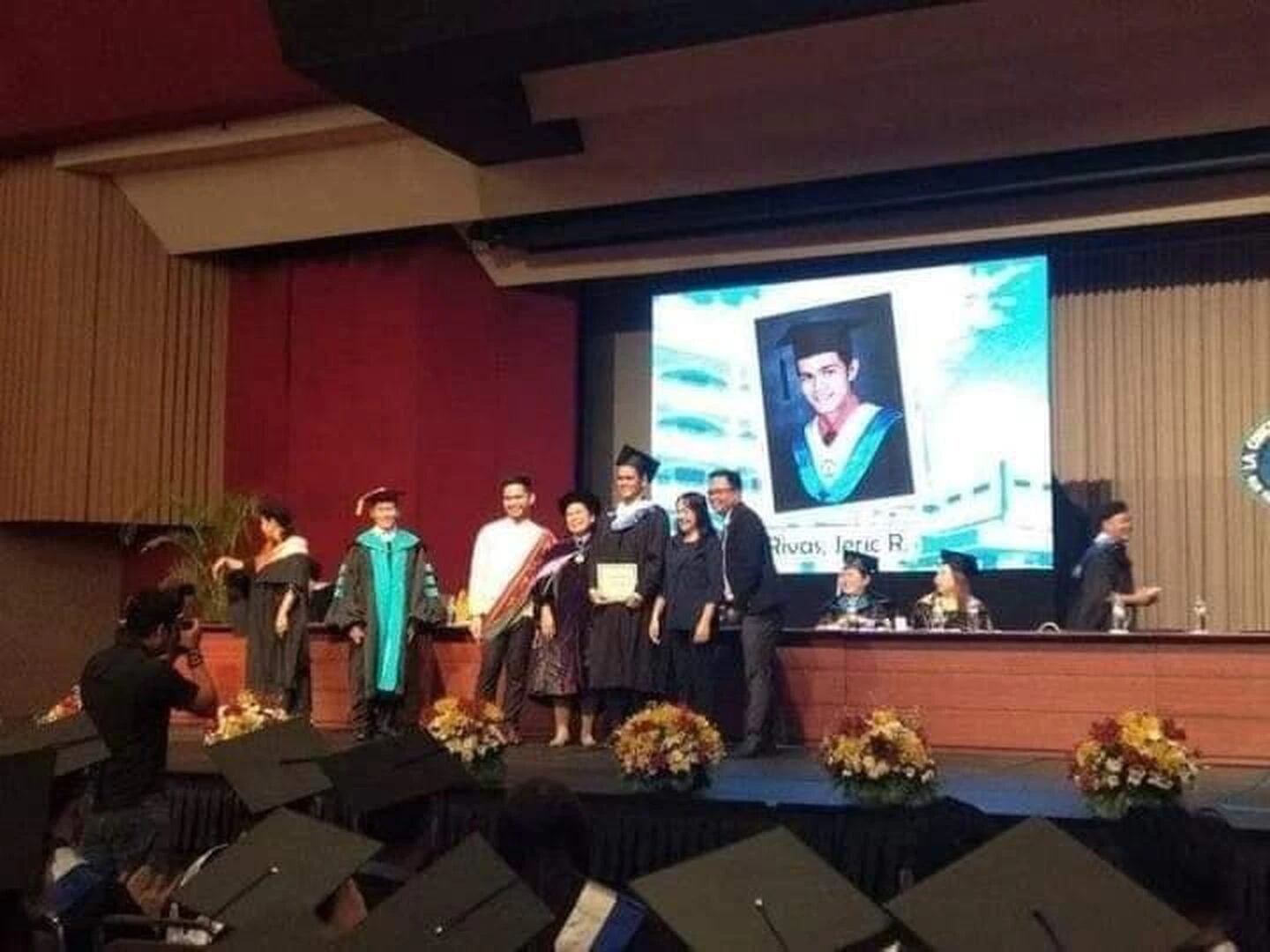 Se graduó con honores y no lo acompañó ningún familiar: su llanto se hizo viral