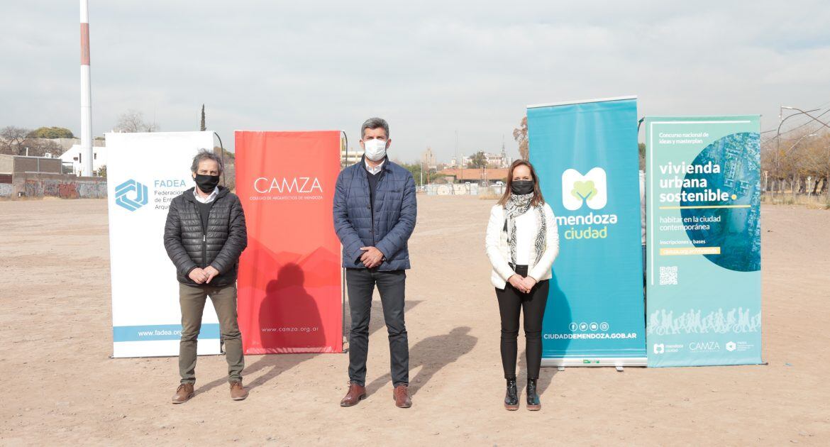 Hugo Ponce, presidente del CAMZA, junto al intendente Ulpiano Suarez y la arquitecta Leticia Martínez.