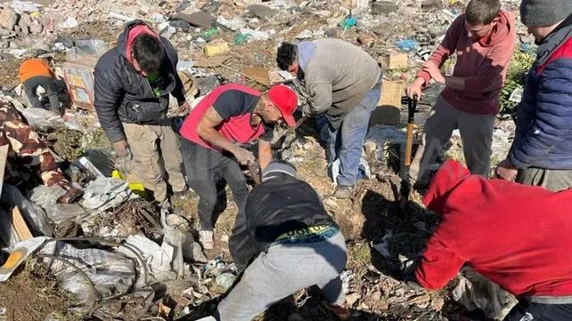 La gente sigue buscando dólares en el basural de Las Parejas. (La Capital)