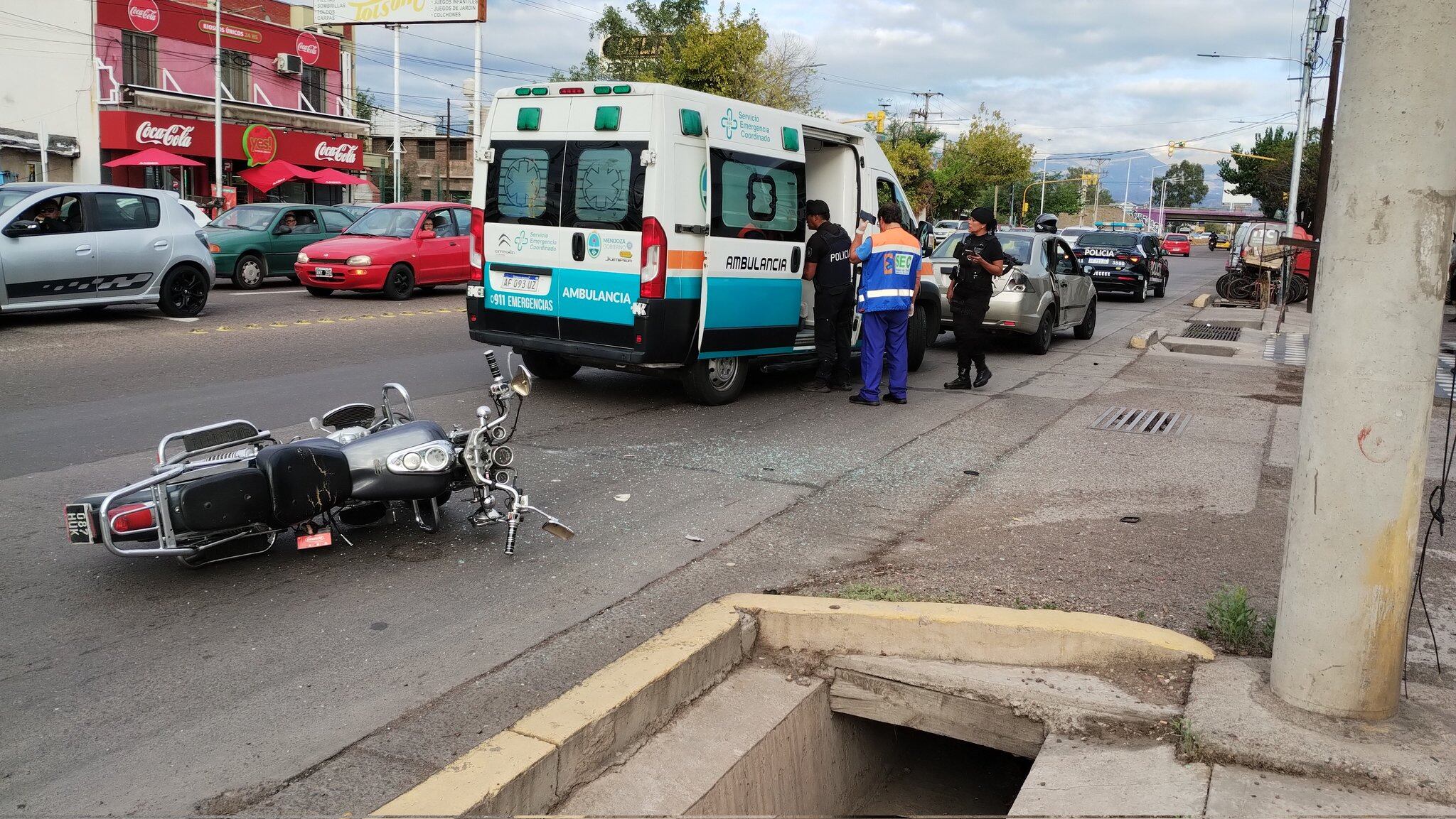 Motociclista chocó con un auto y quedó arriba del techo del vehículo. Gentileza X/MATIPASCUALETTI