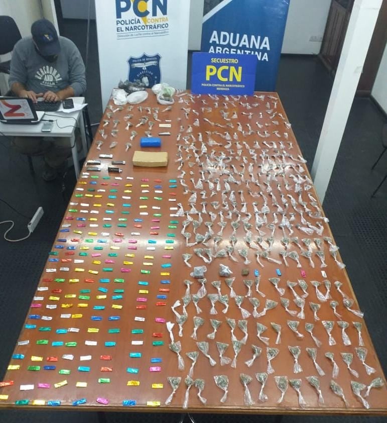 En los allanamientos secuestraron 380 envoltorios de marihuana, 300 envoltorios “ravioles” y dos ladrillos de marihuana compactada. - Gentileza / Ministerio de Seguridad