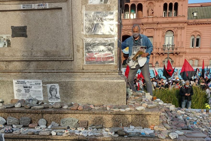 Vandalizaron el memorial de las piedras de las víctimas del Covid-19, entre otros, la foto de Solange Musse.