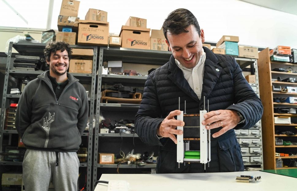 García Zalazar junto a jóvenes profesionales de la empresa CEGA (Archivo)

