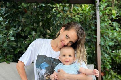 Mica Viciconte y su hijo Luca.